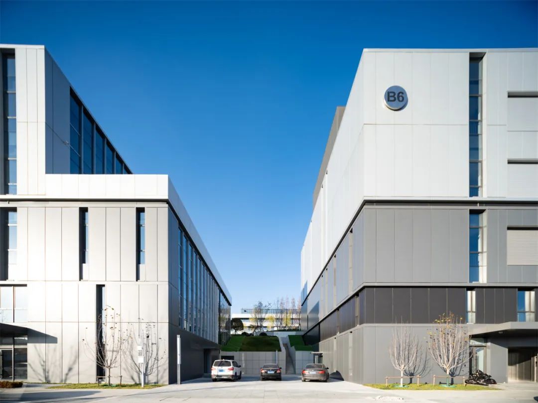 萬(wàn)事達(dá)30天極速交付,賦能環(huán)磁山項(xiàng)目幕墻美學(xué)!(圖3) 萬(wàn)事達(dá)30天極速交付,賦能環(huán)磁山項(xiàng)目幕墻美學(xué)!(圖3)