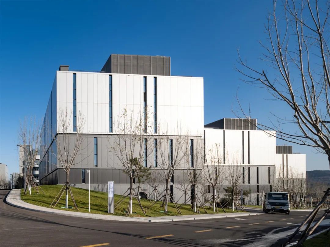 萬(wàn)事達(dá)30天極速交付,賦能環(huán)磁山項(xiàng)目幕墻美學(xué)!(圖4) 萬(wàn)事達(dá)30天極速交付,賦能環(huán)磁山項(xiàng)目幕墻美學(xué)!(圖4)