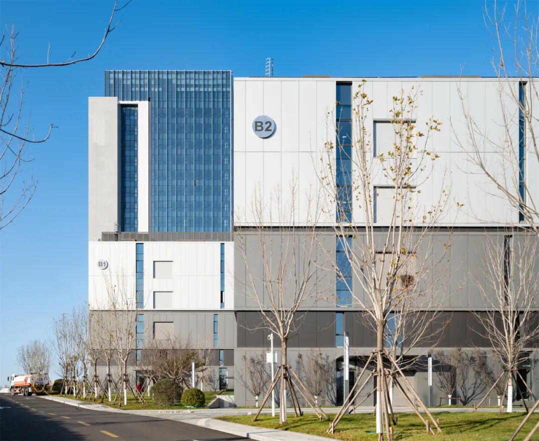 萬(wàn)事達(dá)30天極速交付,賦能環(huán)磁山項(xiàng)目幕墻美學(xué)!(圖5) 萬(wàn)事達(dá)30天極速交付,賦能環(huán)磁山項(xiàng)目幕墻美學(xué)!(圖5)